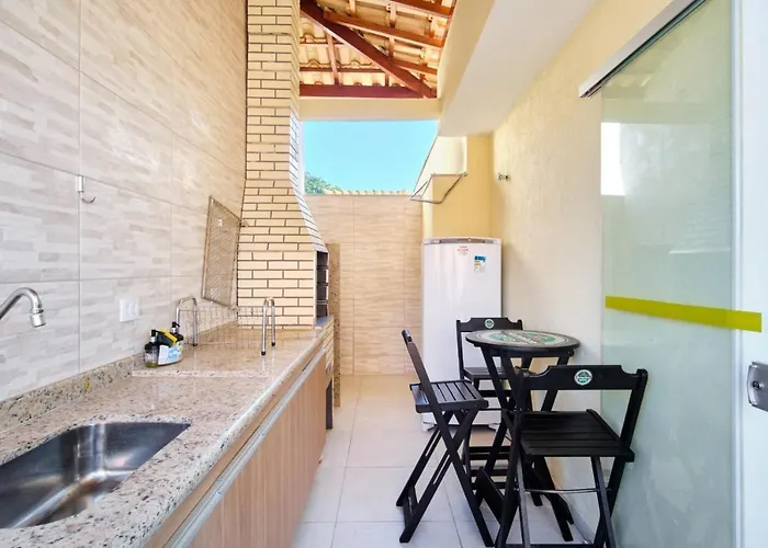 Apartamento bem equipado com ar condicionado e churrasqueira a 100 metros da praia - 02 dormitórios - Edifício Água Viva Ubatuba